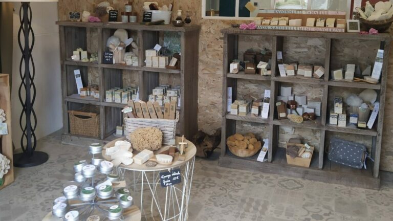 boutique_savonnerie-yanaelle_bessenay-monts-du-lyonnais-1536x864